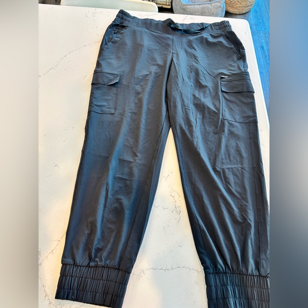 All in Motion lightweight cargo joggers. Large. New